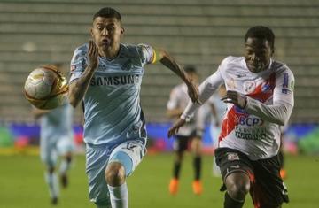 Juan Carlos Arce y Jennry Alaca pelean por quedarse con el balón.