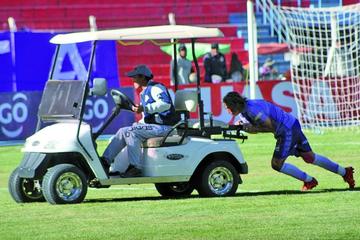 Fernando Adrián empuja el carrito camillero que no funcionó en el cotejo.