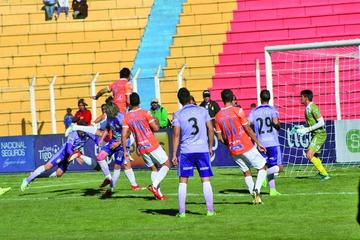 Los lilas en una de las jugadas ofensivas.