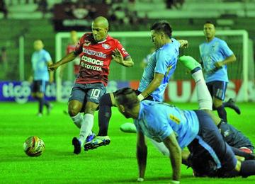 El jugador de Wilster, Serginho, controla el balón, ante la marca de sus rivales.