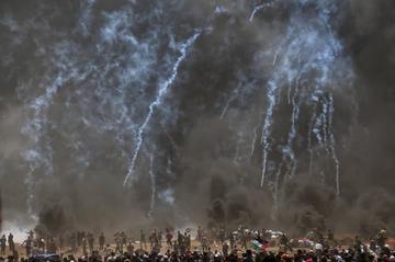 Las tropas israelíes disparan gas lacrimógeno contra manifestantes palestinos.