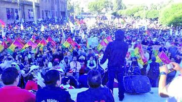 Según Correo del Sur miles de personas asistieron y cubrieron la zona de la exestación y el templo de la Rotonda.