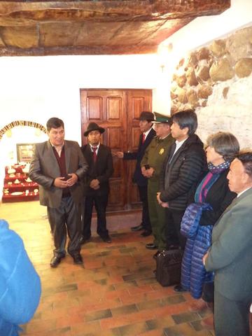 Los visitantes en el área de trajes típicos.