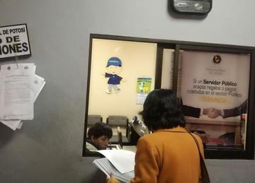La concejal entrega la querella a la Fiscalía.