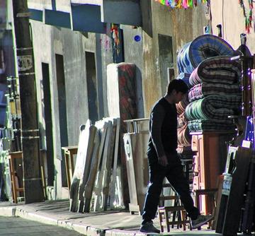 Vendedores de muebles avasallan aceras 