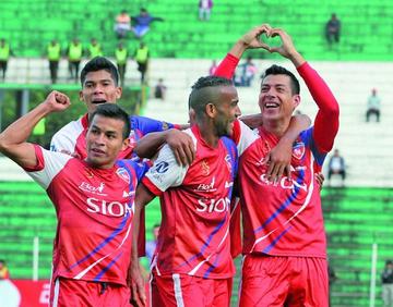 Los jugadores cruceños celebran el triunfo