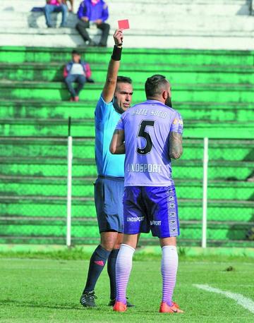 Luciano Estrada, de Real, es expulsado a los 46 minutos.