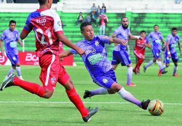Gerson García, de Real, quita la pelota.