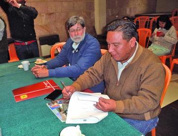 Ignacio Gómez junto al alcalde Williams Cervantes al firmar el documento.