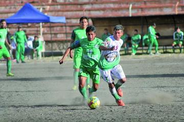 Eduin Mamani, de Ferrocarril, controla el balón antes de ser expulsado.