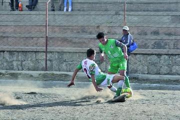 El jugador Alan Peredo (d), de Ferrocarril, amaga a su rival.