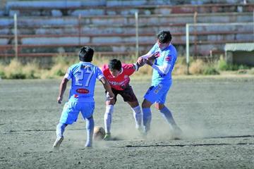 El jugador Luis Vaca (c) de Wilstermann Cooperativas protege el balón.