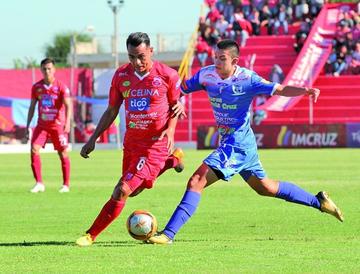 Los jugadores se disputan la pelota.