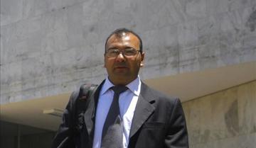 Se encuentra actualmente en Brasil en calidad de asilado político, por lo cual la sentencia se le dictó en calidad de re
