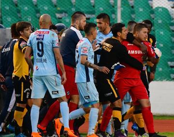Jugadores aurinegros alejan a su rival de la trifulca.