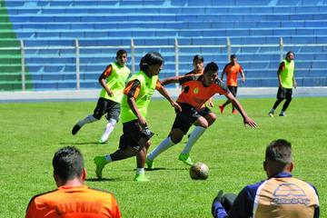 Real empieza a armar su equipo para recibir a Royal Pari