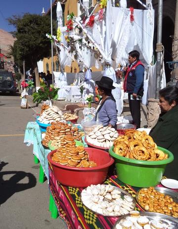 El gobernador resalta la rica repostería de la fiesta.