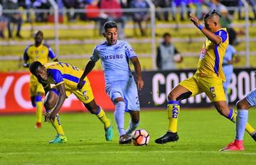 Erwin Saavedra pugna el balón con dos rivales.