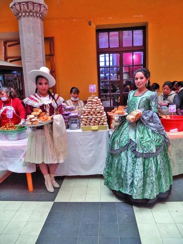 La chola y la dama potosina invitan a vivir la fiesta.