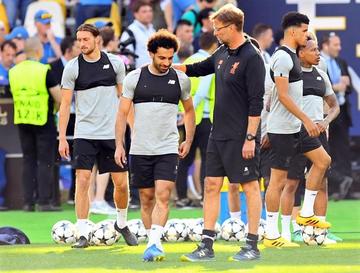 El técnico inglés Jürgen Klopp conversa con Salah.