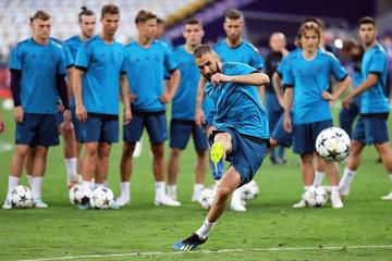 El delantero francés de Real, Karim Benzema, remata el balón.