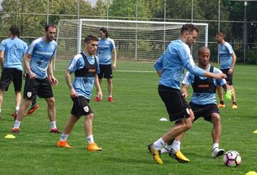 Uruguay se entrena con 23 jugadores 