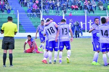 El equipo festeja  el primer gol del cotejo