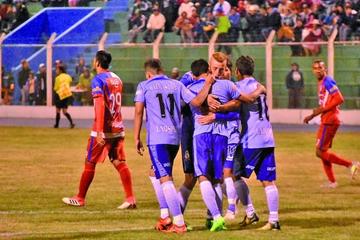 Los jugadores locales se abrazan tras anotar un gol.