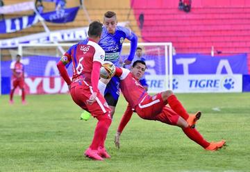 Germán Sosa trata de pasar la marca de su rivales.