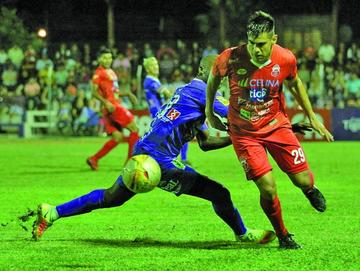 El jugador  Guabirá, Nelson Amarilla, gana la disputa por el balón.