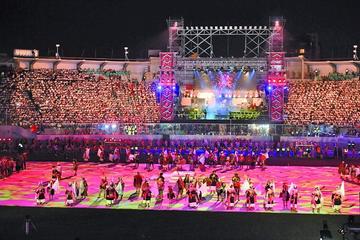 Los anfitriones muestran uno de los bailes tradicionales del país.