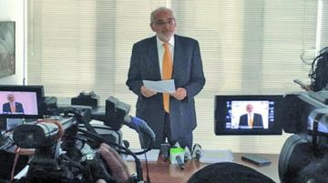 El expresidente Carlos Mesa ante los medios de comunicación.