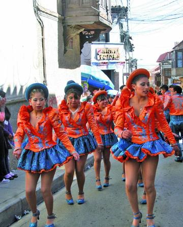 Las estudiantes bailaron las danzas nacionales.