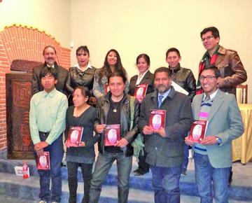 Presentan libro de cuentos y poesías