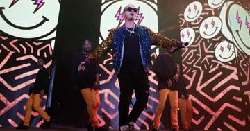 J Balvin canta a la gente de México a ritmo de reguetón