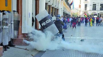 En la ciudad de Cochabamba, el verde olivo uso agentes químicos.
