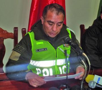 Conductor choca contra un poste y muere