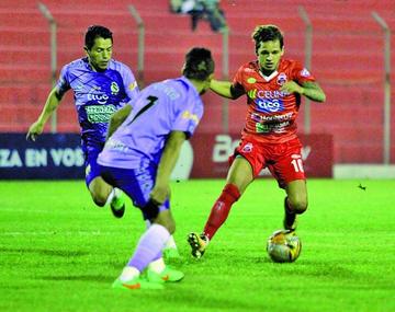 Matheo Zoch, de Guabirá domina la pelota.