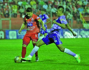 El futbolista de Real, Aldo Gallardo (d) intenta quitar el balón a su rival.