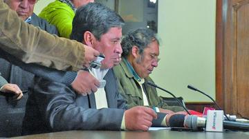El gobernador anunció los niveles salariales en la entidad departamental.