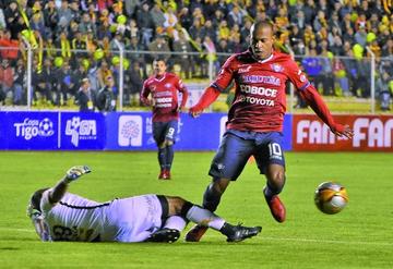 Daniel Vaca derriba en el área a Serginho.