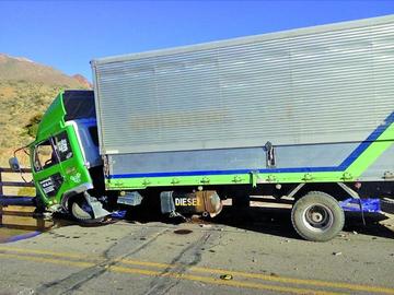 Chofer se estrella contra el pretil de seguridad de puente