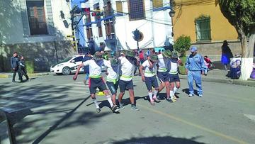 Los soldados en la prueba de tres pies.