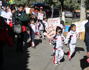 Niñas y niños marcha en contra de la trata y tráfico de personas