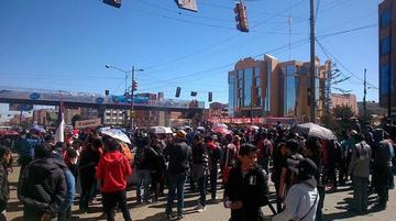 Los estudiantes de la Universidad Pública de El Alto ayer continuaban movilizados, ayer bloquearon la urbe alteña.