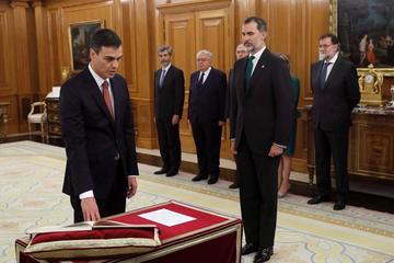 El socialista Pedro Sánchez ya es presidente de los españoles