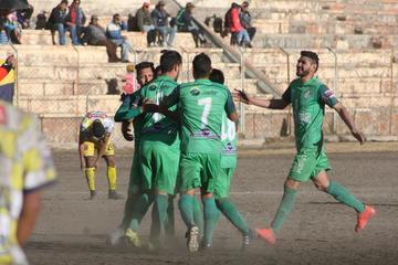 El jugador de Ferrocarril, Rafael Recalde, celebra su gol con sus compañeros.