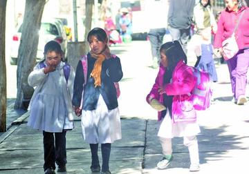 Recomiendan a los estudiantes utilizar ropa abrigada.