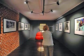 Muchas personas observan obras de Dalí en Montevideo