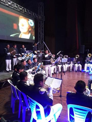 Los músicos lucen el tradicional azul y blanco.